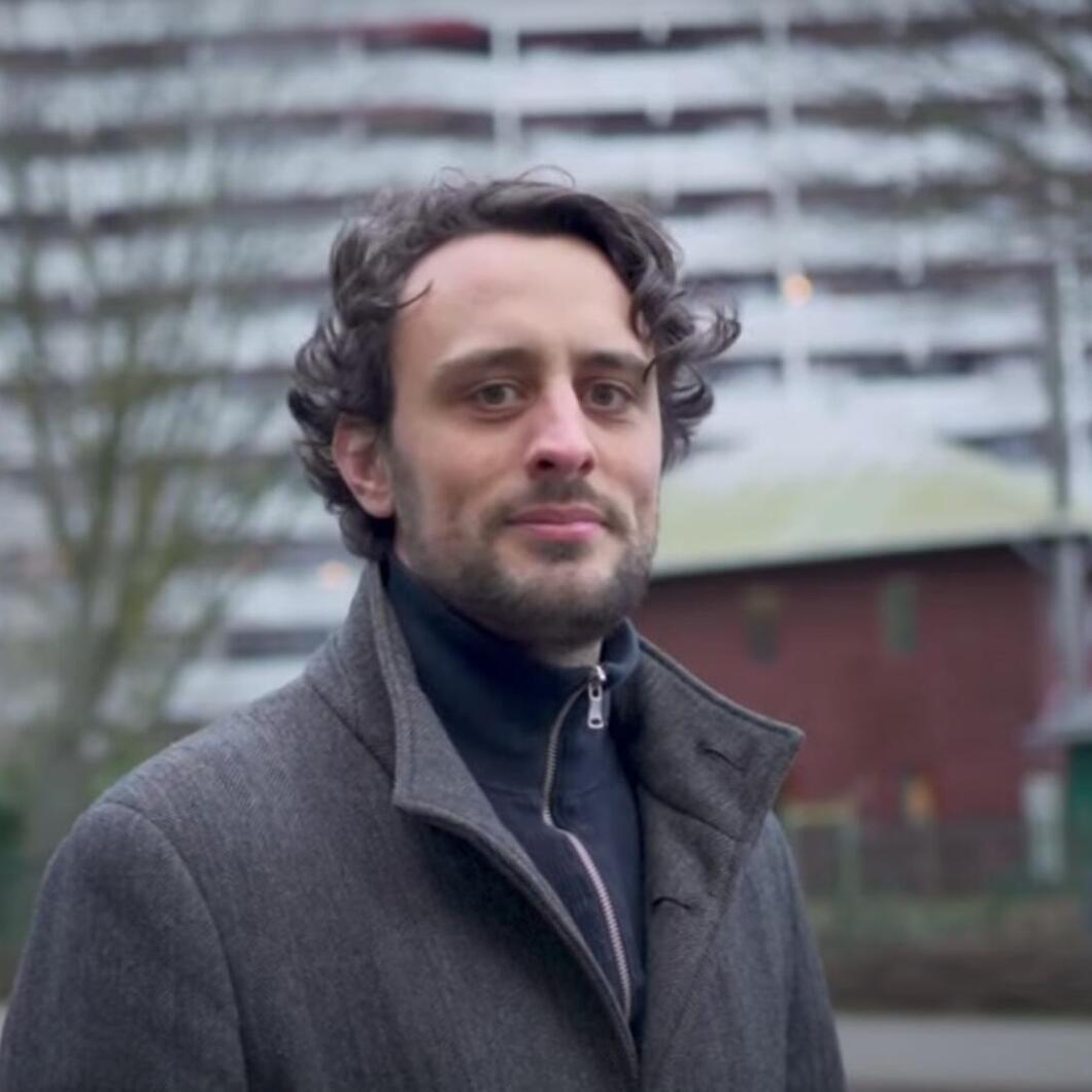 Vincent de Kom voor een flat in Amsterdam ZuidOost