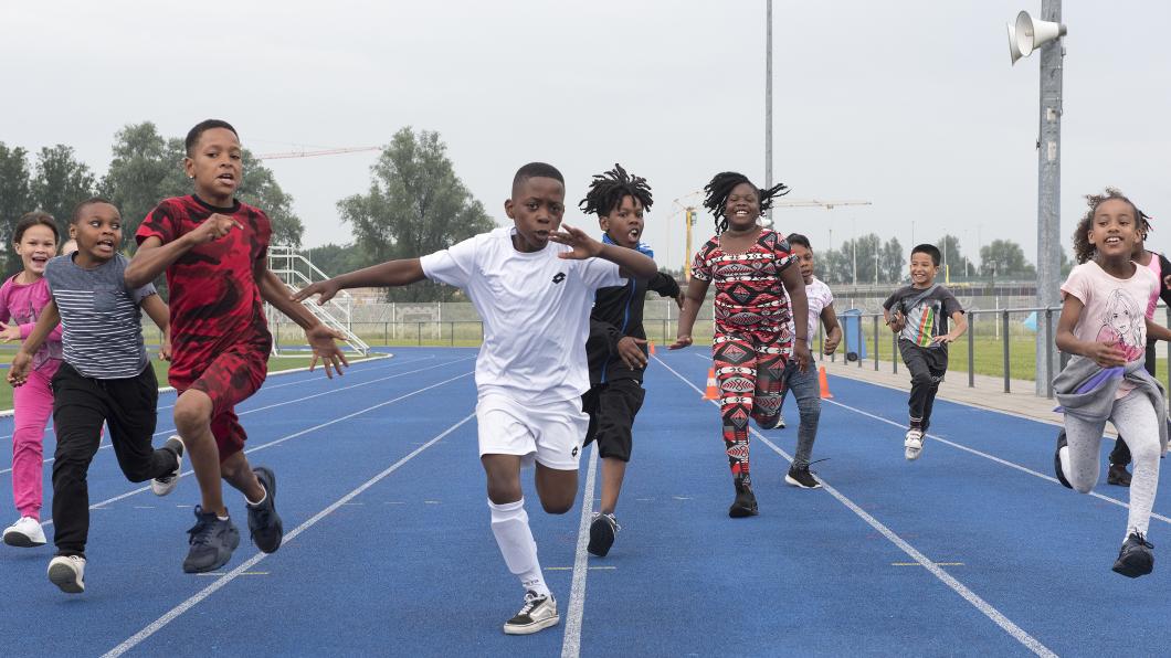 Kinderen uit Zuidoost op de harloopbaan Sportpark Zuidoost  