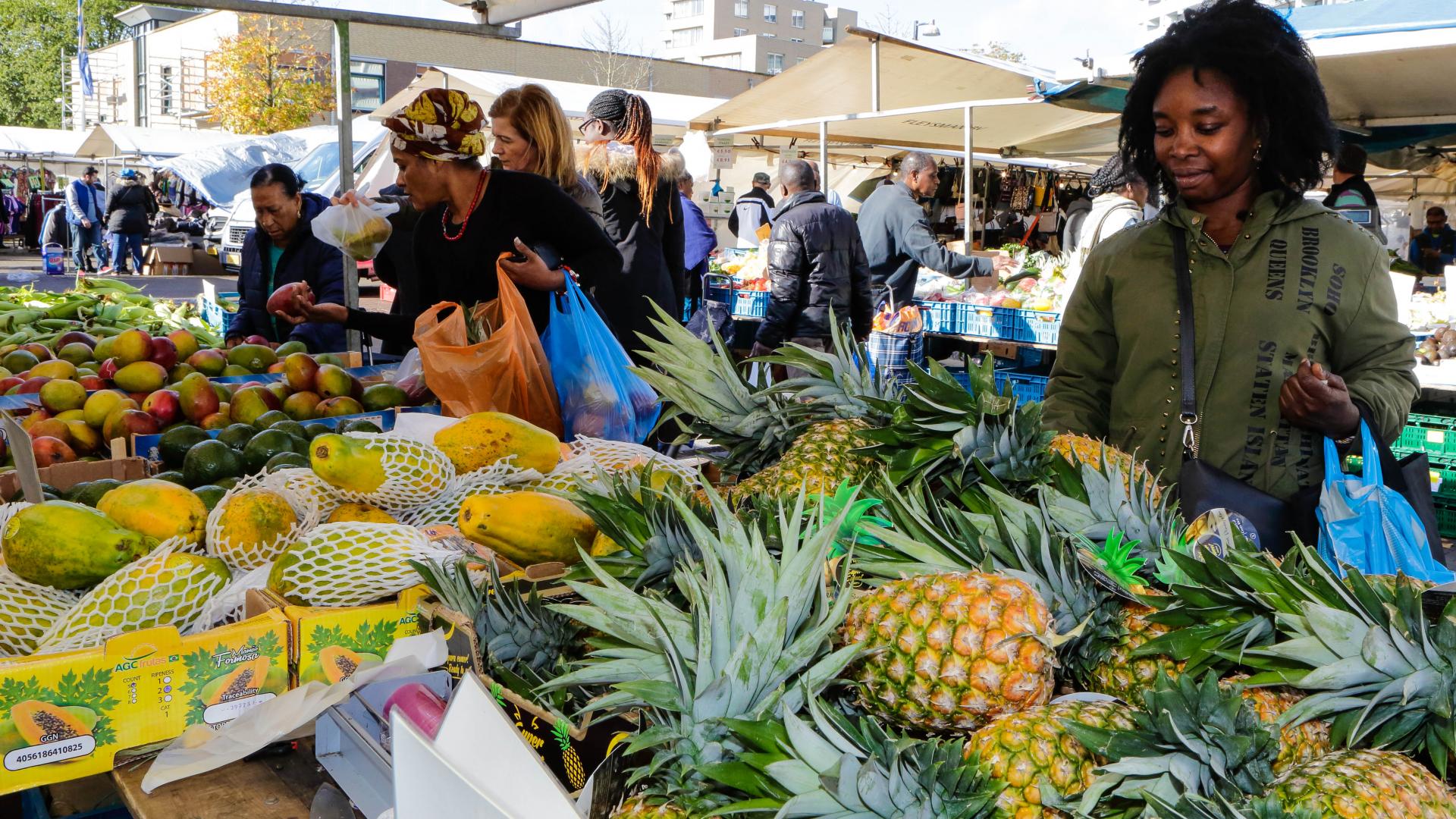 Markt in Ganzenpoort, Zuidoost; Groente en fruitkramen  