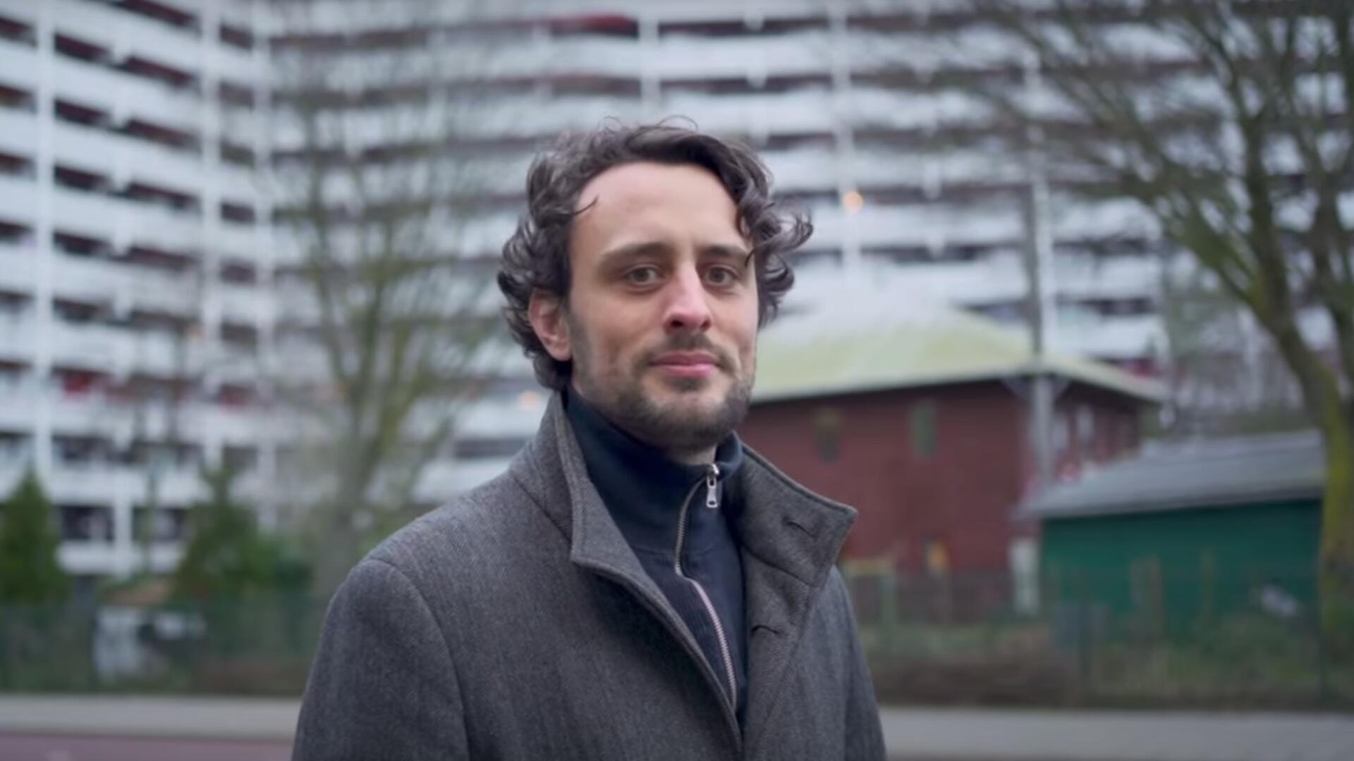 Vincent de Kom voor een flat in Amsterdam ZuidOost