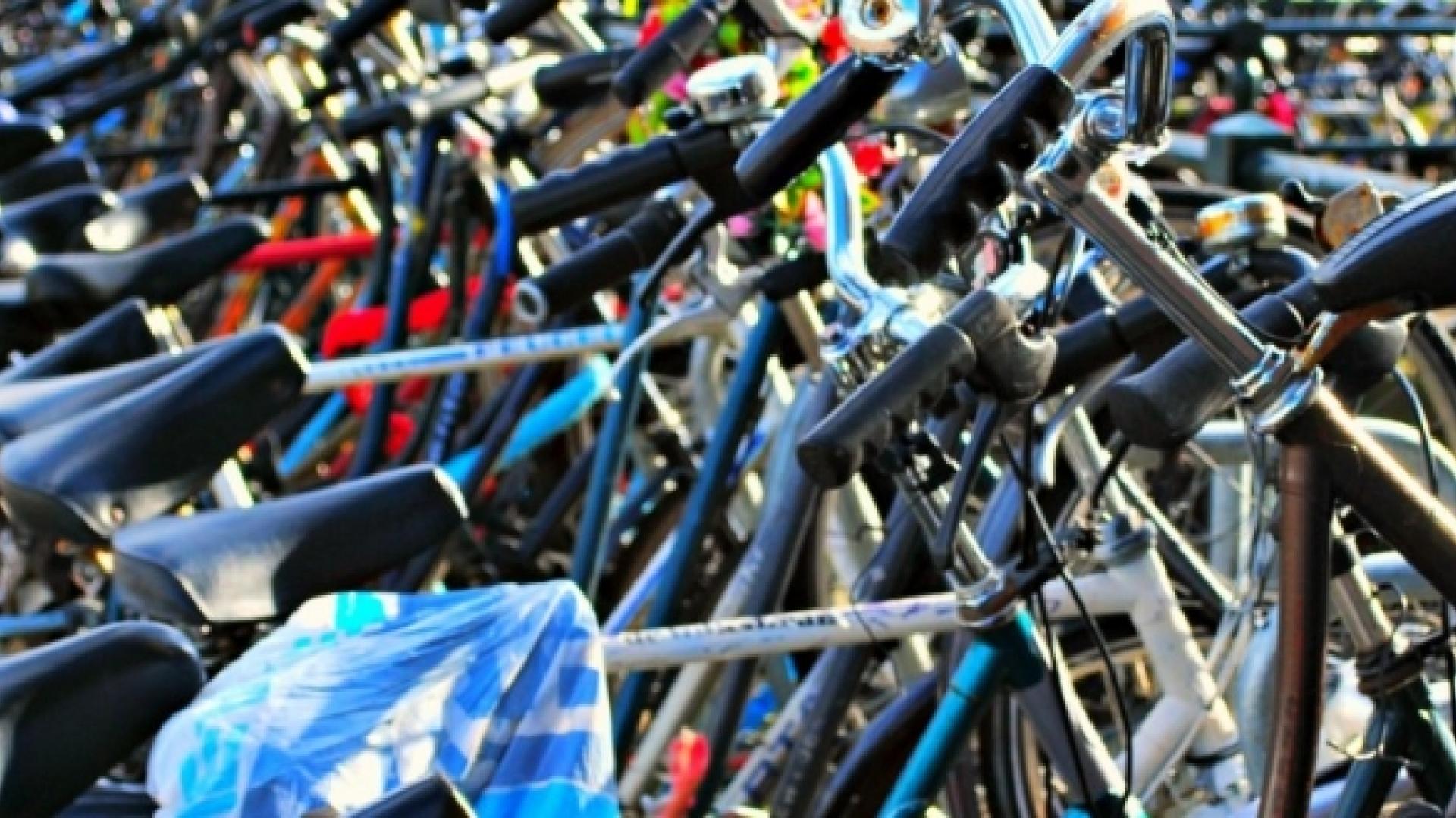 ruimte voor voetganger en fietser - fiets in Amsterdam.jpg